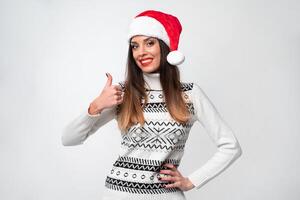 proche en haut portrait magnifique caucasien femme dans rouge Père Noël chapeau sur blanc studio Contexte. Noël et Nouveau année vacances concept. photo