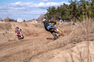 Kharkov. Ukraine Mars 2021 moto traverser formation enduro bicyclette balade de route Piste photo