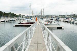 Morgat, France 29 mai 2018 panoramique Extérieur vue de sete Marina beaucoup petit bateaux et yachts aligné dans le port. calme l'eau et bleu nuageux ciel. photo