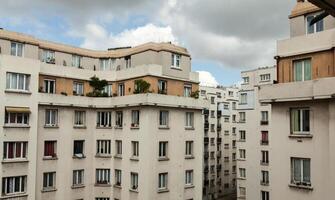 le vieux Résidentiel bâtiments et le bleu ciel. là sont une lot de vieux bâtimentsdans Paris photo