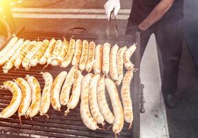 un barbecue avec ardent saucisses sur le gril photo