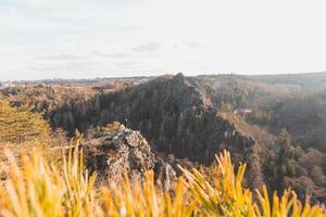 montagneux et rocheux environnement de le divoka sarka vallée dans le nord partie de Prague pendant le coucher du soleil. le beauté de le Capitale de le tchèque république photo