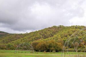 une grand métal géodésique dôme structure dans une rural réglage avec collines dans le Contexte. Tékirova, dinde photo