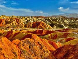 incroyable paysage de Chine montagnes et bleu ciel Contexte dans le coucher du soleil. zhangye danxie nationale géoparc, Gansu, Chine. coloré paysage, arc en ciel collines, inhabituel coloré rochers, grès érosion photo