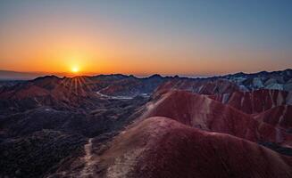 incroyable paysage de Chine montagnes et bleu ciel Contexte dans le coucher du soleil. zhangye danxie nationale géoparc, Gansu, Chine. coloré paysage, arc en ciel collines, inhabituel coloré rochers, grès érosion photo