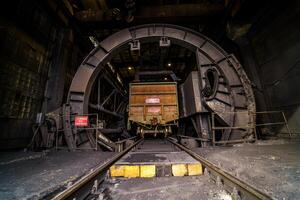 train des stands dans hangar. locomotive dans entrepôt. chemin de fer position concept. photo