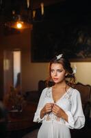 une la mariée dans sous-vêtements et une blanc peignoir dans le intérieur de une villa dans Italie à une mariage.matin de le la mariée dans toscane.boudoir photo session à le villa.