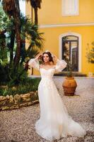 élégant Jeune la mariée sur sa mariage journée dans italie.élégant la mariée de toscane.bride dans une blanc mariage robe photo