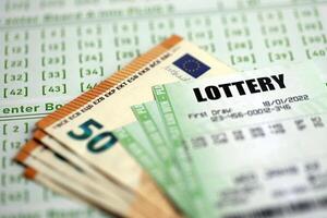 vert loterie des billets et euro argent factures sur Vide avec Nombres pour en jouant loterie photo