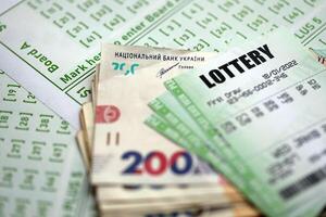 vert loterie des billets et ukrainien argent factures sur Vide avec Nombres pour en jouant loterie photo