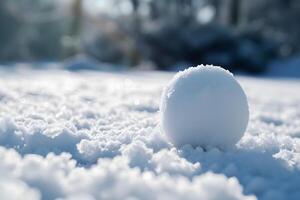 ai généré boule de neige sur neige couvert sol à ensoleillé hiver journée pour neige Balle effet concept photo