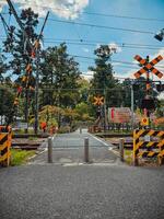 panneaux de une train qui passe dans tokyo photo