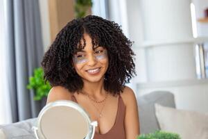 œil peau soins.femme avec beauté pièce masque en dessous de yeux portrait. photo