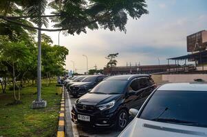 voitures doublé en haut dans le parking zone à une du repos zone sur une péage route dans jombang, Indonésie, 23 décembre 2023. photo
