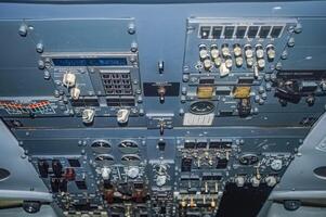 737-300 aérien panneaux dans le cockpit de une commercial avion de ligne, Indonésie, 6 janvier 2024 photo