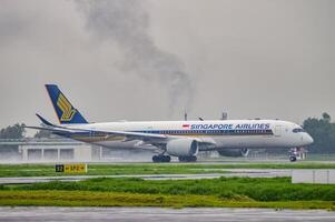 un Airbus a350-941 avion qui appartiennent à Singapour Compagnie aérienne prend de sur le piste à juanda international aéroport surabaya dans sidoarjo pendant le pluie, Indonésie, 6 janvier 2024 photo