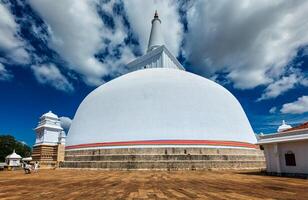 ruwanweliseya dagoba. anurâdhapura, sri lanka photo