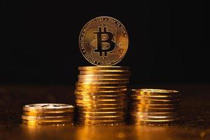 croissance de la crypto-monnaie par rapport aux pièces de bitcoin d'or empilées photo