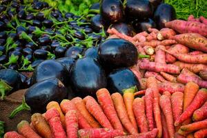 légumes carottes et aubergines dans légume marché dans Inde photo