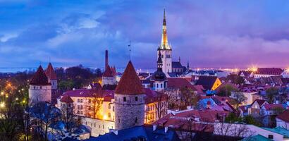 Panorama de la vieille ville médiévale de Tallinn, Estonie photo