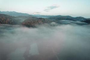 brouillard du matin dans les montagnes high angle view photo
