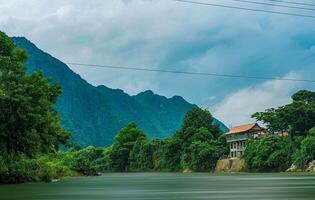 un aérien vue de le rivière et le montagnes de vang vieng, Laos. Asie-Pacifique. photo