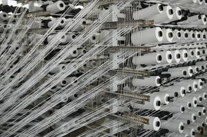 fermer de fil pour le textile industrie, tissage et gauchissement photo