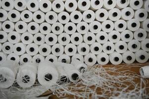fermer de fil pour le textile industrie, tissage et gauchissement photo