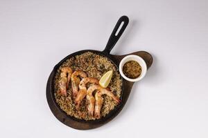 crevettes et andouille Jambalaya dans une plat Haut vue sur gris Contexte Singapour nourriture photo