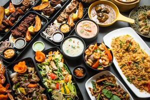 assorti Sud Indien nourriture, viande de mouton cerveau Masala, poulet Tangdi, poulet reshmi tikka, poulet karahi, du boeuf Néhari , du boeuf bihari Kabab, du boeuf tikka boti, Ail Naan et lachha paratha isolé photo