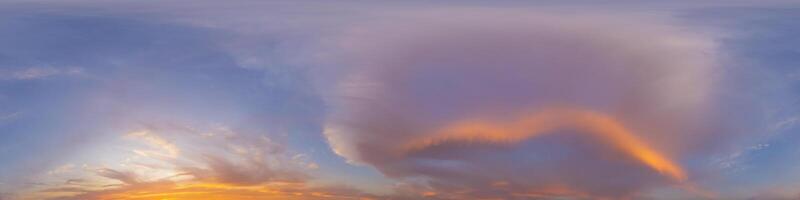 panorama de une foncé bleu le coucher du soleil ciel avec rose cumulus des nuages. sans couture hdr 360 panorama dans sphérique équiangle format. plein zénith pour 3d visualisation, ciel remplacement pour aérien drone panoramas. photo