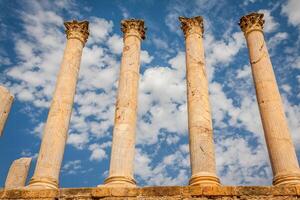 thuburbo majus, Tunisie une peu de le restant piliers lequel une fois construit le Capitole photo