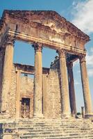 restant de le romain ville de dougga avec le Capitole, Tunisie photo