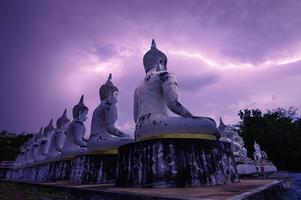le respect du temple bouddhiste watpapromyan, calme l'esprit. en thaïlande, province de chachoengsao