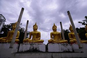 le respect du temple bouddhiste watpapromyan, calme l'esprit. en thaïlande, province de chachoengsao