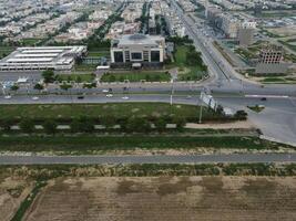 aérien vue de dha phase-6, principale carré, une petit ville sur 2023-07-18 dans lahore Pakistan. photo