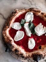 Pizza avec mozzarella fromage et fraise sauce Contexte photo