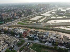 rectangulaire en forme de règlement de le riches district, à la recherche vers le bas aérien vue de au dessus oiseau œil vue villas avec bassin sur 2023-07-22 dans lahore Pakistan photo