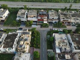 vue à ville de oiseau vue. ville de drone. aérien photo. ville scape de drone sur 2023-07-22 dans lahore Pakistan photo