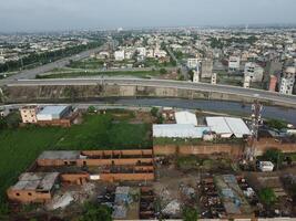 vue à ville de oiseau vue. ville de drone. aérien photo. ville scape de drone sur 2023-07-22 dans lahore Pakistan photo