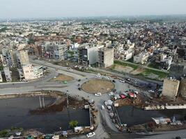 vue à ville de oiseau vue. ville de drone. aérien photo. ville scape de drone sur 2023-07-22 dans lahore Pakistan photo