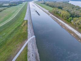 remorqueurs avec barges sur chaîne de Roche canal de Mississippi rivière au dessus st Louis, aérien vue dans octobre paysage photo