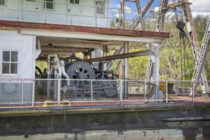 détail de machinerie et équipement sur une plate-forme de le ancien capitaine midi Lewis véhicule à roues latérales drague affiché dans une sec Dock dans Brownville, Nebraska photo