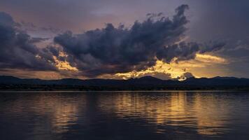 spectaculaire le coucher du soleil ciel et des nuages plus de rocheux montagnes et Lac dans nord Colorado photo