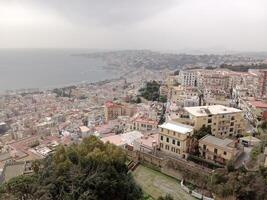 panorama de Naples de castel Saint-Elme des offres une Stupéfiant vue de le de la ville vibrant des rues, historique Repères, et le fascinant beauté de le baie de Naples photo