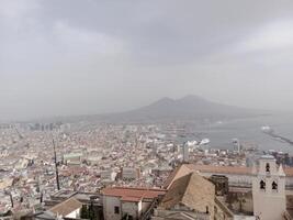 panorama de Naples de castel Saint-Elme des offres une Stupéfiant vue de le de la ville vibrant des rues, historique Repères, et le fascinant beauté de le baie de Naples photo