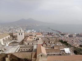 panorama de Naples de castel Saint-Elme des offres une Stupéfiant vue de le de la ville vibrant des rues, historique Repères, et le fascinant beauté de le baie de Naples photo