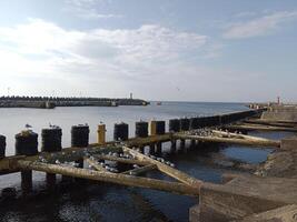 prise une promenade le long de le Port et jetée dans Kołobrzeg, Pologne, des offres une délicieux expérience avec pittoresque vues de le baltique mer et le animé maritime activité. photo