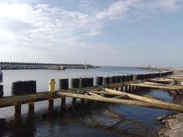 prise une promenade le long de le Port et jetée dans Kołobrzeg, Pologne, des offres une délicieux expérience avec pittoresque vues de le baltique mer et le animé maritime activité. photo