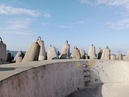 prise une promenade le long de le Port et jetée dans Kołobrzeg, Pologne, des offres une délicieux expérience avec pittoresque vues de le baltique mer et le animé maritime activité. photo